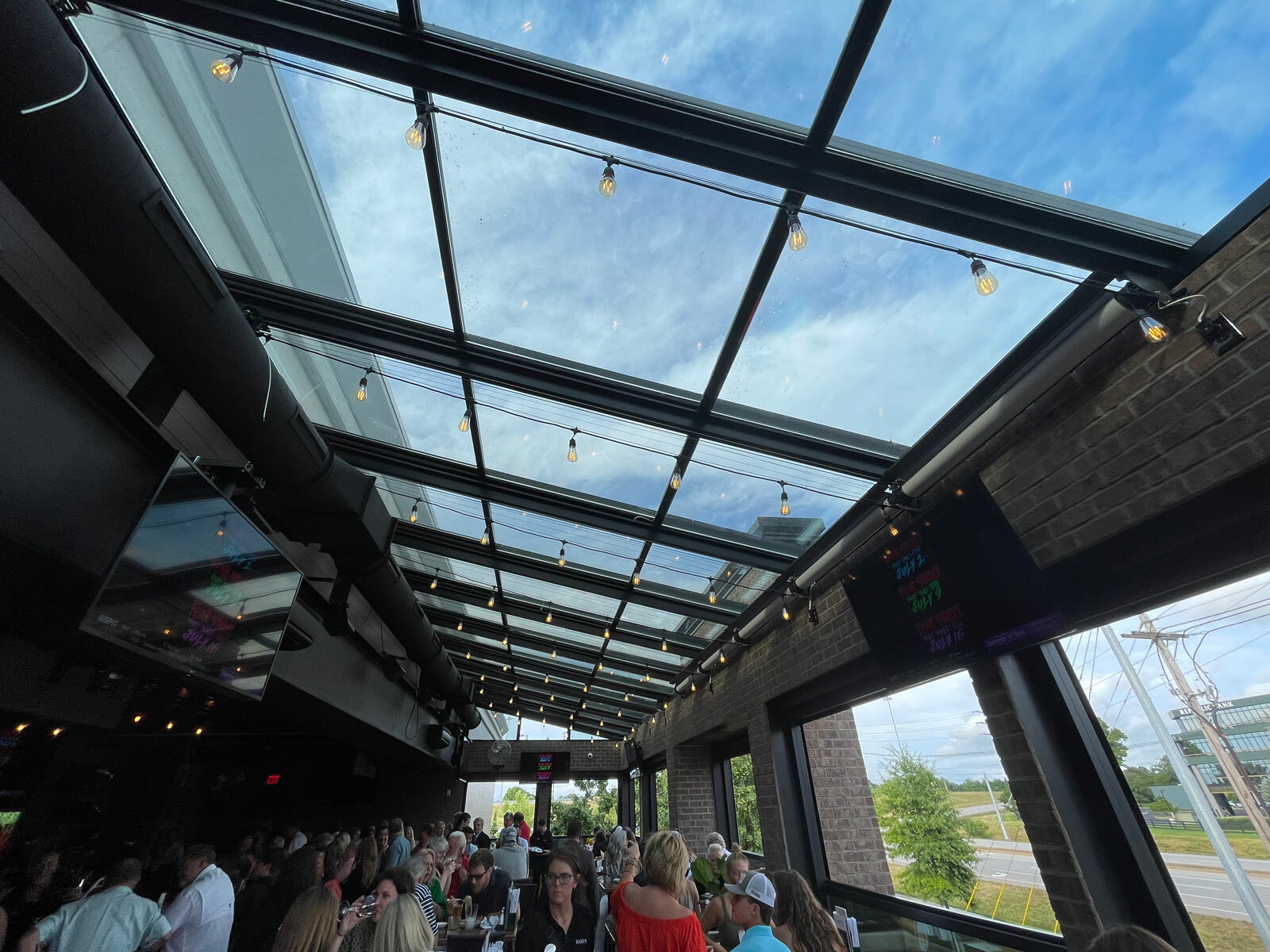 sunroom-skylight-guillotine-restaurant-1600